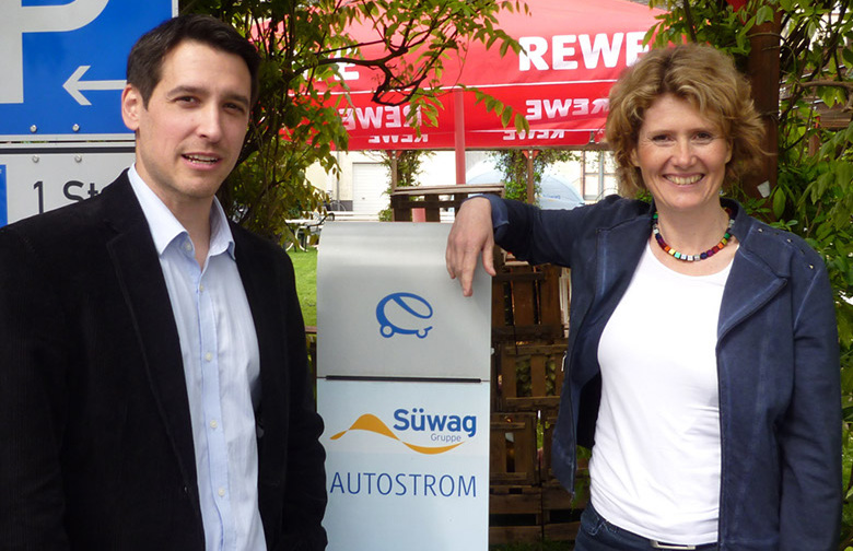 Stromtankstelle mit Menschen